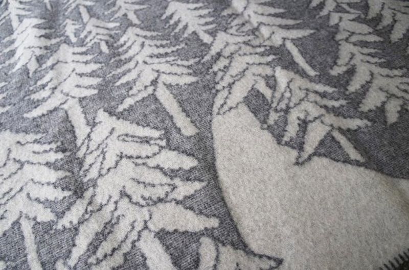 Pledd i lammeull House in the forrest fra Klippan