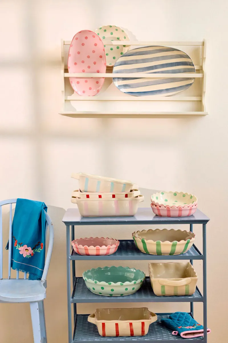 Rice DK serveringsfat i steintøy – rosa med prikker (40 cm)