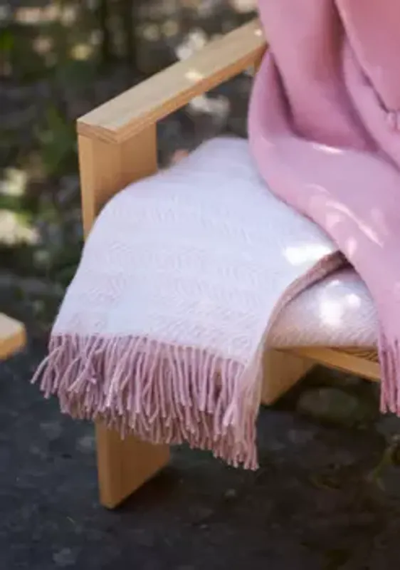 Ullpledd Alm – Soft Pink 130 × 200, Klippan
