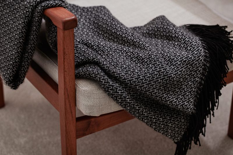 Harris Jacquard-vevd pledd i brun fra Vinga of Sweden